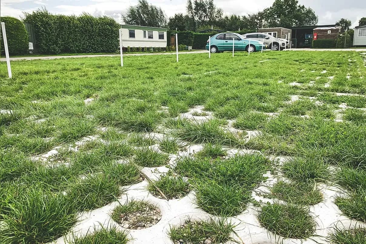 Camping parkeerplaats met SIMgras en SIMnop betonplaten