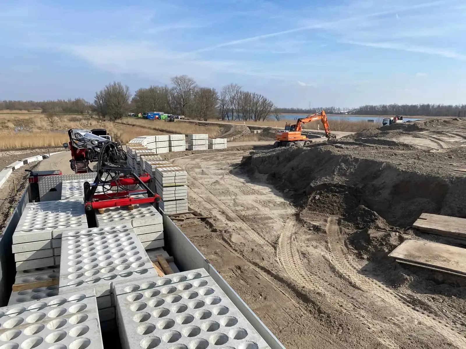 Gras betonplaten in nationaal park ‘de Biesbosch’