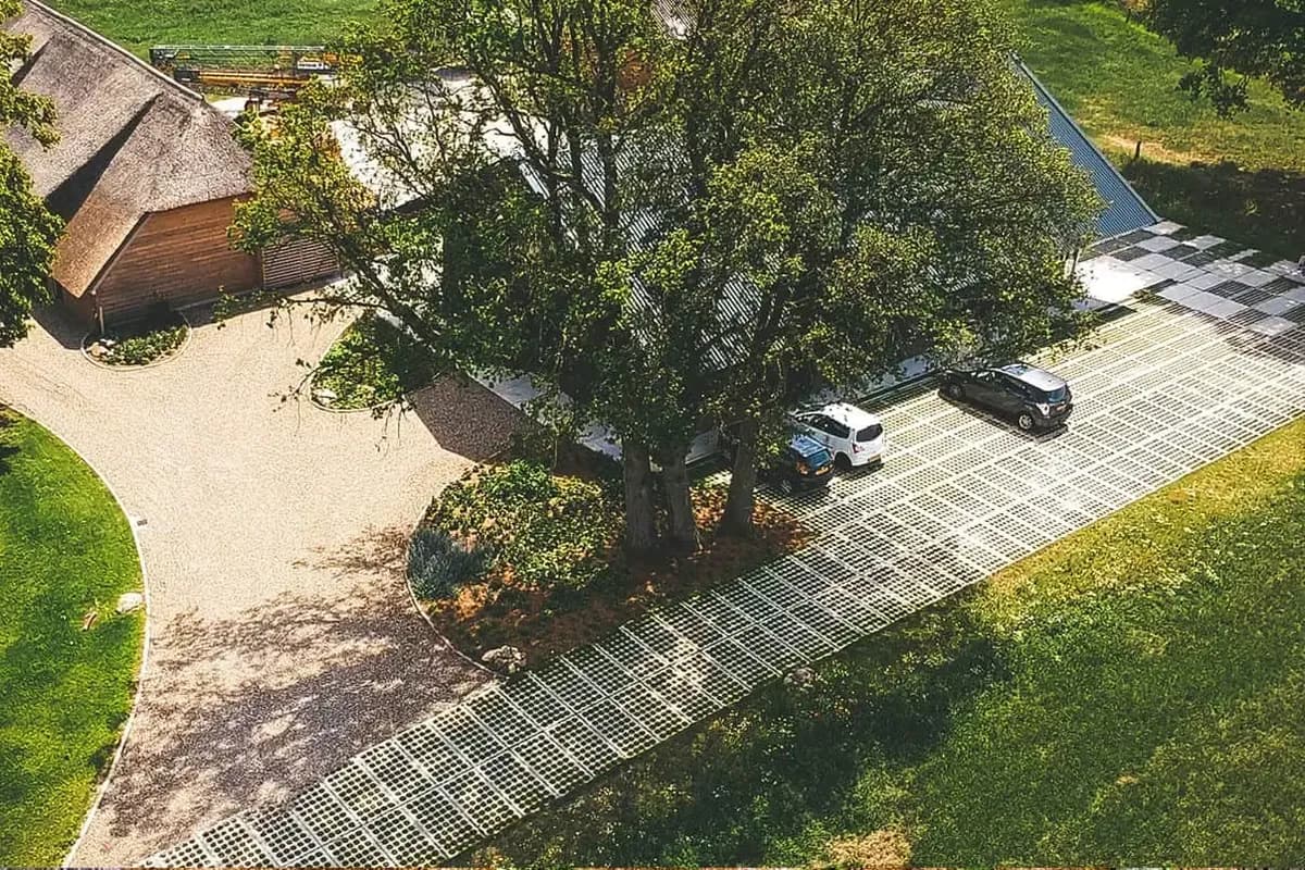 SIMgras betonplaten als erfverharding in Markelo