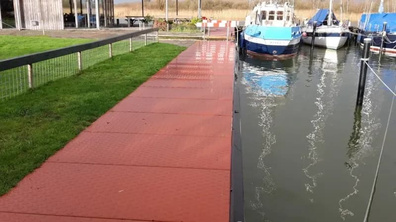 Aanlegsteiger van betonplaten in een jachthaven
