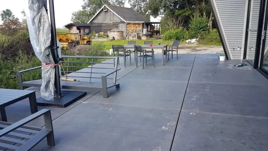 Looppad en terras van antraciete betonplaten 200×200