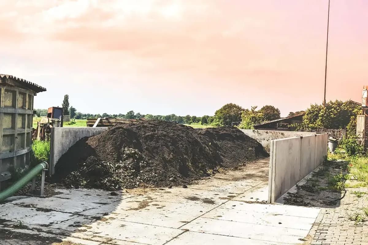 Mestopslag met betonnen wanden bij zonsondergang