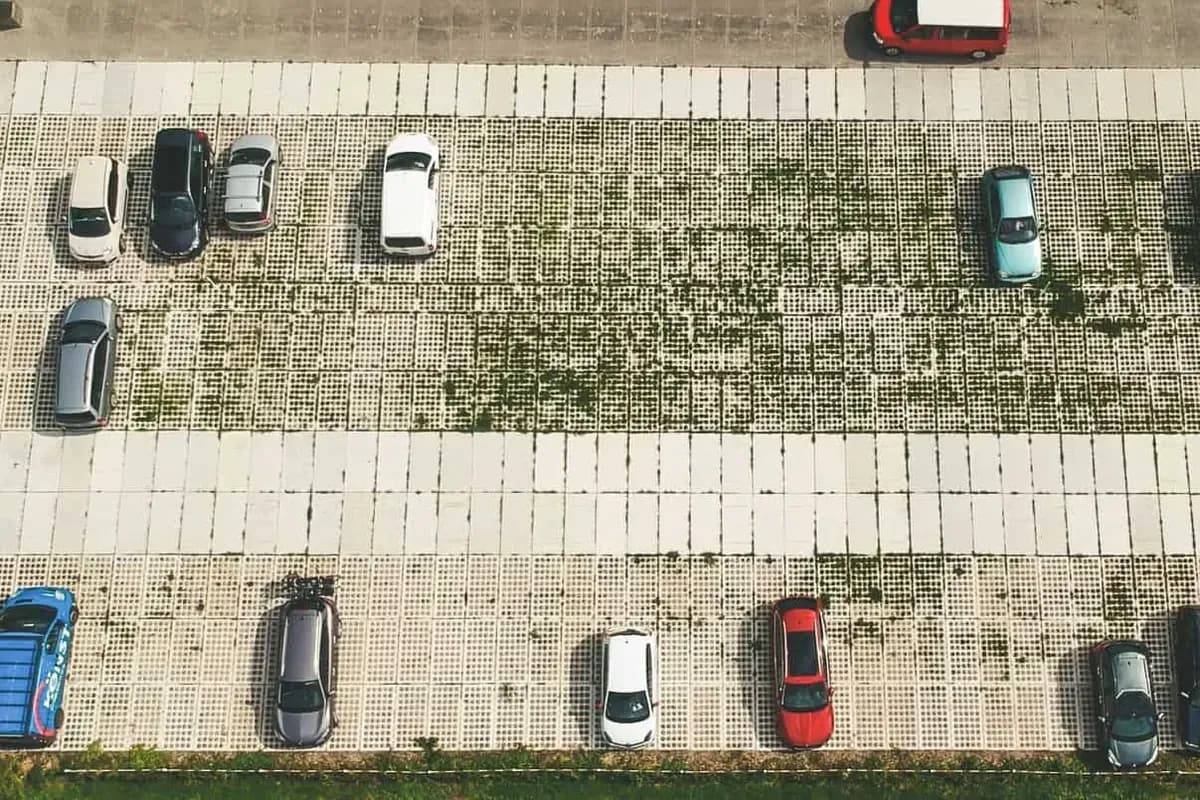 Parkeerplaats met SIMgras en SIMnop betonplaten, van boven gezien