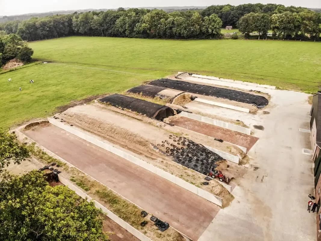 Sleufsilo's met betonplaten en sleufsilowanden, van boven gezien