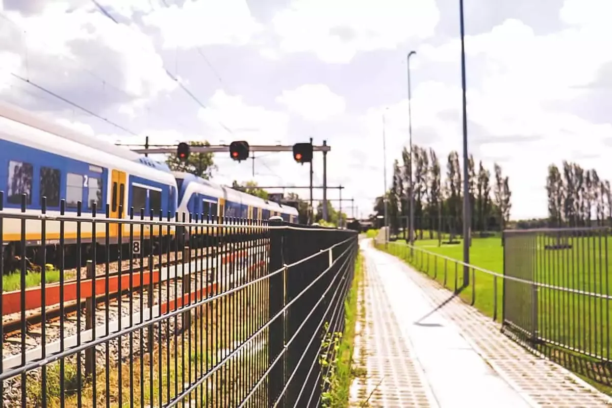Lang looppad van betonplaten langs het spoor