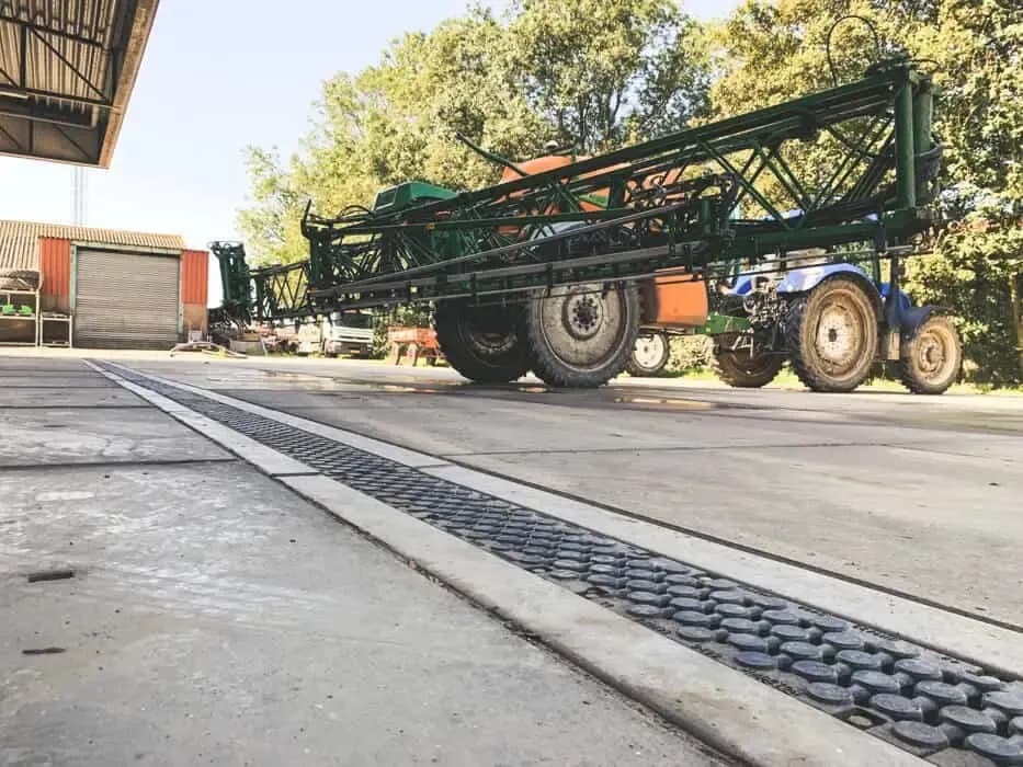 Wasplaats van betonplaten met een goot