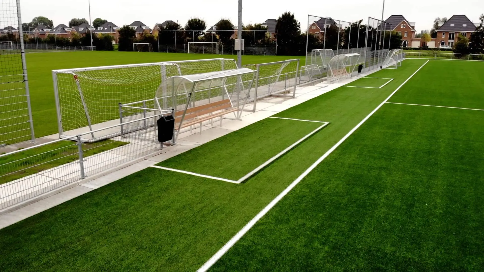 Toegangspad sportpark op grasplaten